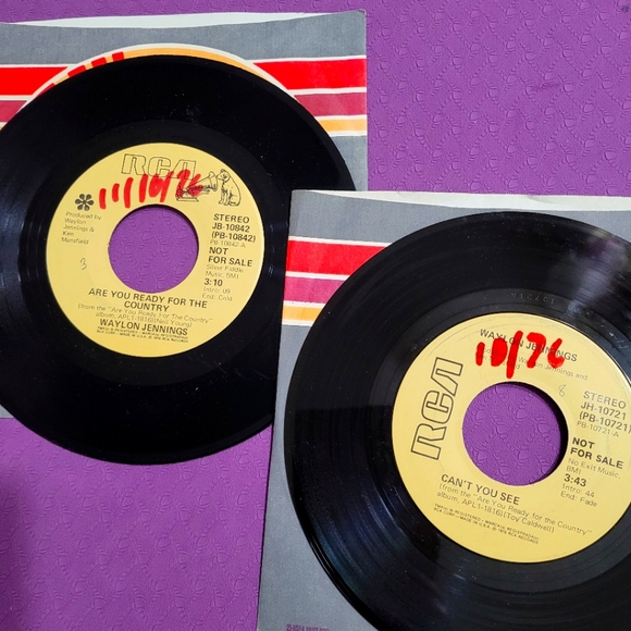 Lot of 2 Waylon Jennings 45 rpms, good condition! - Picture 1 of 2
